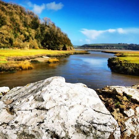 Rhif Un- Premium Cottage With Log Burner & Private Courtyard Laugharne Extérieur photo