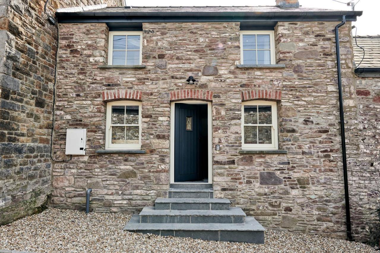 Rhif Un- Premium Cottage With Log Burner & Private Courtyard Laugharne Extérieur photo