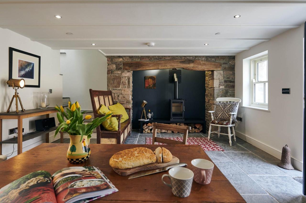 Rhif Un- Premium Cottage With Log Burner & Private Courtyard Laugharne Extérieur photo