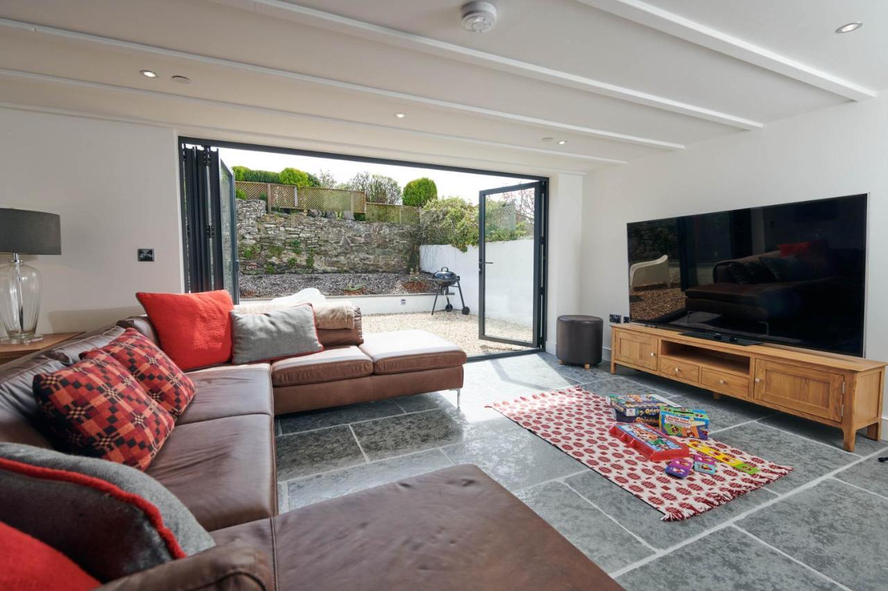 Rhif Un- Premium Cottage With Log Burner & Private Courtyard Laugharne Extérieur photo